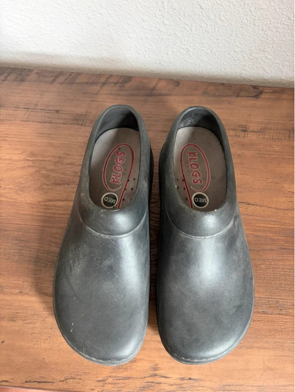 Klogs black slip resistant shoes size women's M